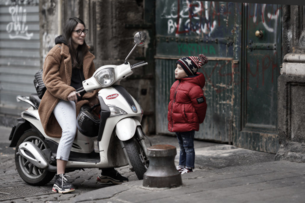  les napolitains sont des gens qui vivent dans une société solidaire. On les voit souvent s’entraider, soit dans le cadre de la famille, soit dans le cadre du voisinage, soit dans le cadre de l’amitié. 