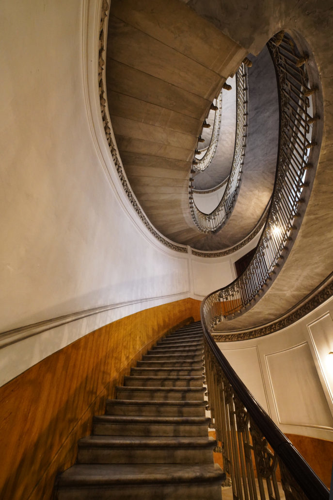   Palazzo Mannajuolo : La véritable perle de l'édifice, qui de l'extérieur n'attire pas l'attention, est le célèbre escalier elliptique, conçu par l'architecte Arata, avec de fines marches en marbre massif. 