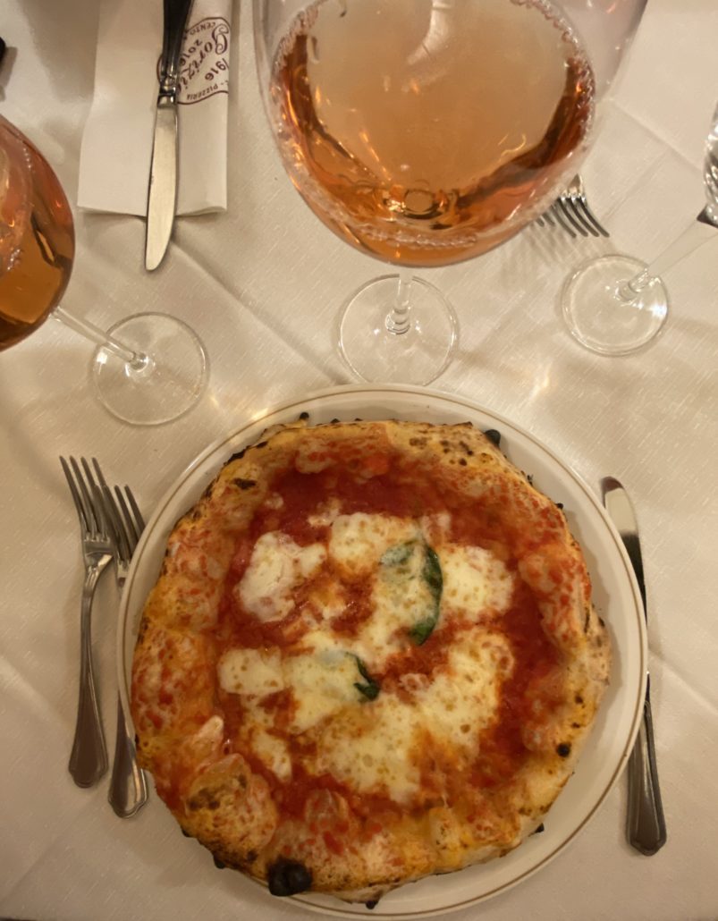 La Pizza napolitaine, tel que vous pourriez la manger à Naples.
Vous pouvez avoir la recette de la pizza napolitaine, l'imiter, être le meilleur pizzaiolo du monde, il est pratiquement impossible de la faire identique! 