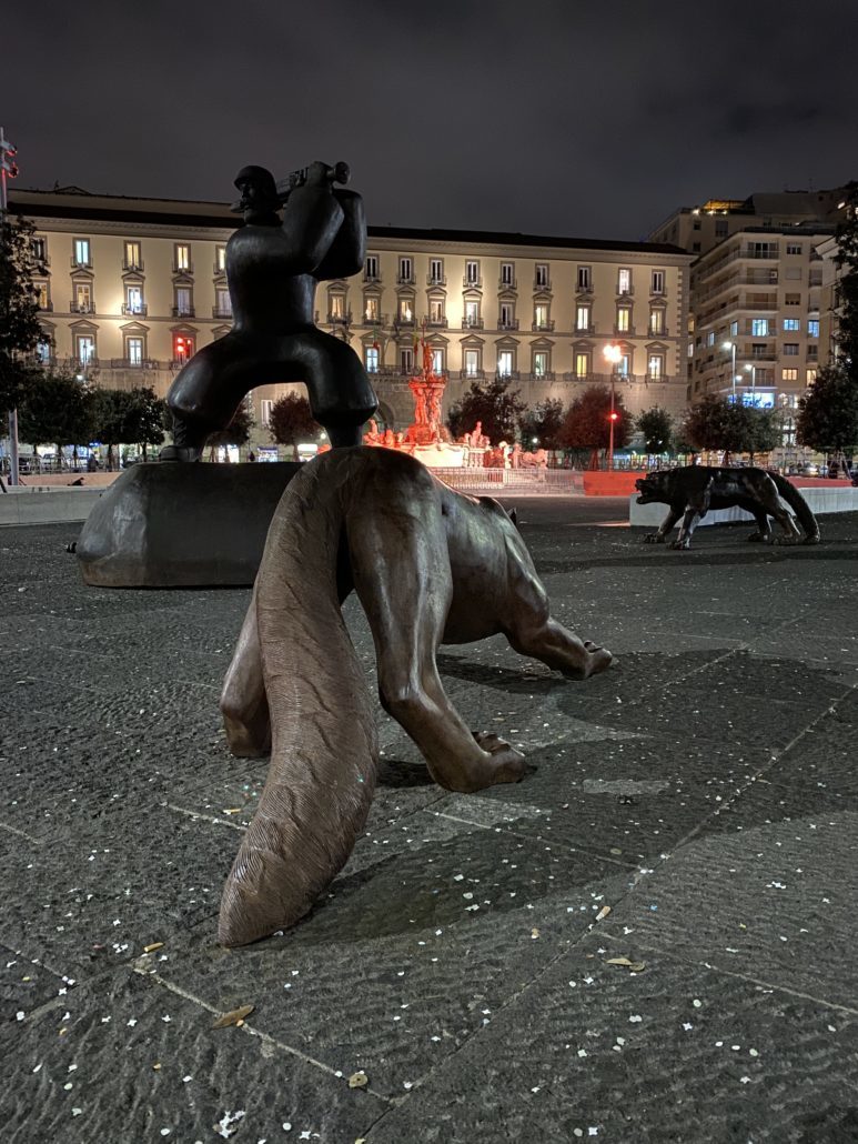 Naples, sur la Piazza Municipio: "Les loups arrivent!" 
L'artiste Liu Ruowang  propose une meute de 100 loups de fer.
  "L'idée de cette meute de loups véhicule beaucoup de passion, beaucoup de liberté, mais pendant que je créais chaque loup, j'étais très calme et attentif à chaque détail. Chaque poil a été minutieusement sculpté " 