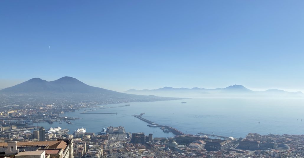  Naples la plus belle ville d'Italie, de nombreux poètes, écrivains, acteurs du présent et du passé ont chantés les louanges de la ville. Les dénominateurs communs sont la beauté du Golfe et le caractère inimitable du peuple napolitain.