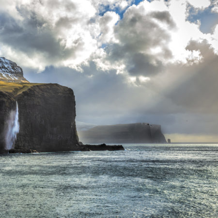 La beauté immaculée des îles Féroé dans l'océan Atlantique nord.