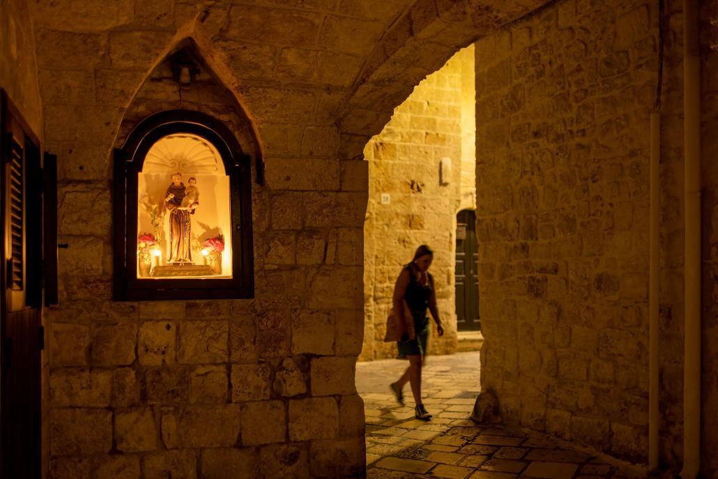 Padre Pio dans ruelles du centre historique de Polignano a mare dans les Pouilles 