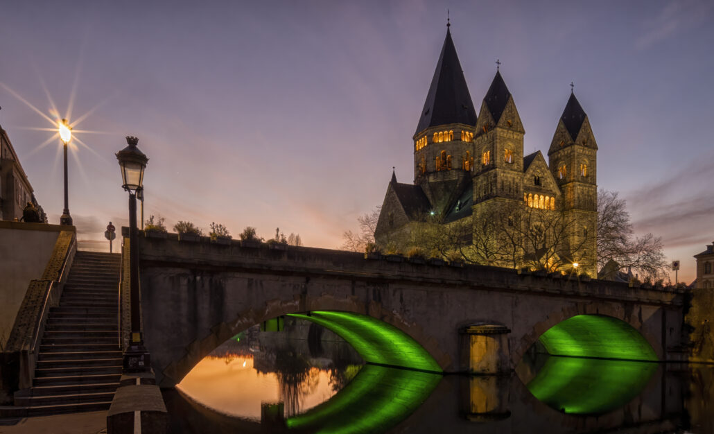 Le  Temple Neuf depuis la place du pont des Roches au crépuscule !