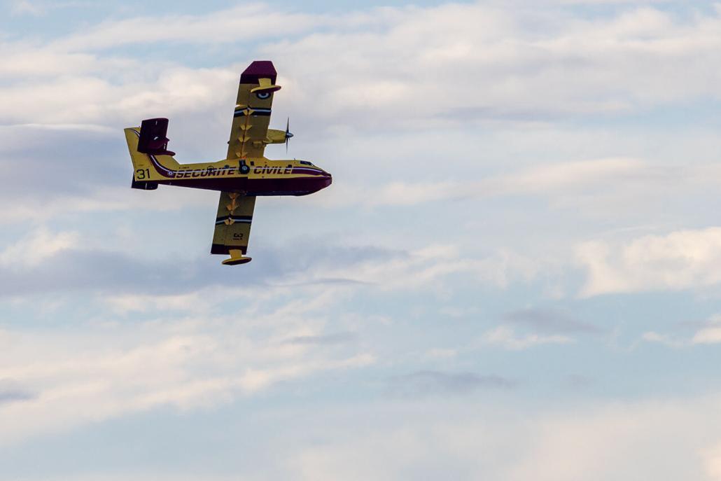 Facilement reconnaissable à ses couleurs jaune et rouge, le Canadair est le plus gros bombardier d’eau de la Sécurité civile française