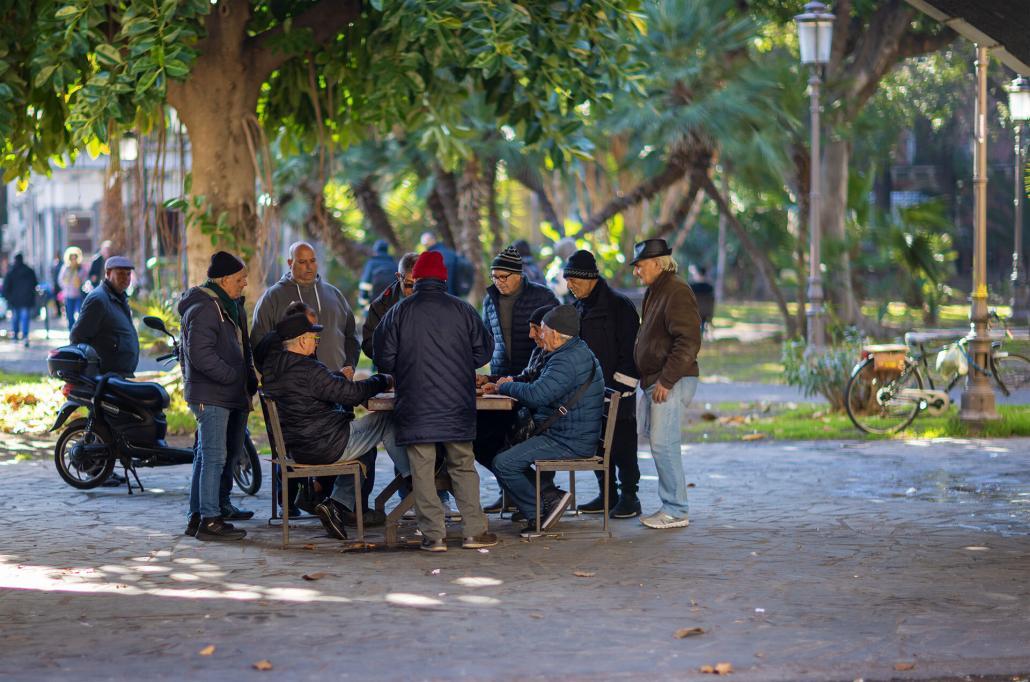 Sous les arches de la Marina fréquenté, en particulier par les personnes âgées qui s'y rendent pour se détendre et pratiquer le"varagghiu" :)