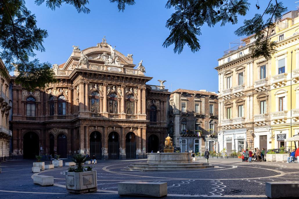 Situé vers le nord-est de la Piazza Duomo, sur la place homonyme le théâtre Bellini est le plus important de Catane, dédié au célèbre compositeur natif de la ville, inauguré en 1890.