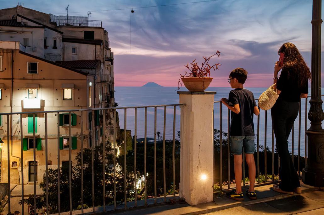 Sunset sur le Stromboli depuis le Belvédère piazza del cannone à Tropea