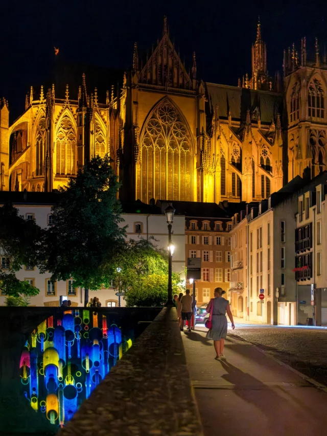 Depuis le pont de la Préfecture, une vue imprenable sur l’œuvre de Seohyo, Polychromic Reverberations ainsi que sur la lanterne du bon Dieu ✨ #Metz #VilleLumière #Lorraine #CathédraleMetz #MetzByNight #VieilleVilleMetz #Patrimoine #FranceTourisme #StreetPhotography #Cityscape #Histoire #Architecture #TravelFrance #metzmaville #metzbynight #villedemetz #metznotreville #fujix100vi