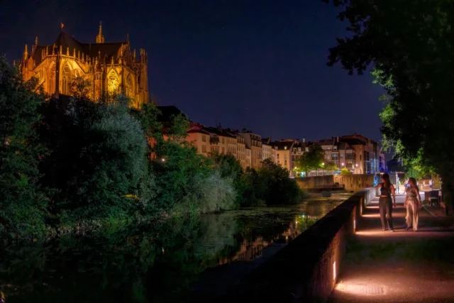 Promenade nocturne depuis le jardin Fabert, un exemple remarquable de jardin à l’anglaise avec en prime une superbe vue sur la cathédrale Saint-Étienne ✨ #Metz #VilleLumière #Lorraine #CathédraleMetz #MetzByNight #VieilleVilleMetz #Patrimoine #FranceTourisme #StreetPhotography #Cityscape #Histoire #Architecture #TravelFrance #metzmaville #metzbynight #villedemetz #metznotreville #fujix100vi
